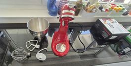 KitchenAid in klassischem rot mit Zusatzaufsatz