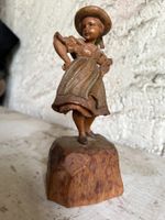 sehr schön geschnitzte Holzfigur, Mädchen im Wind