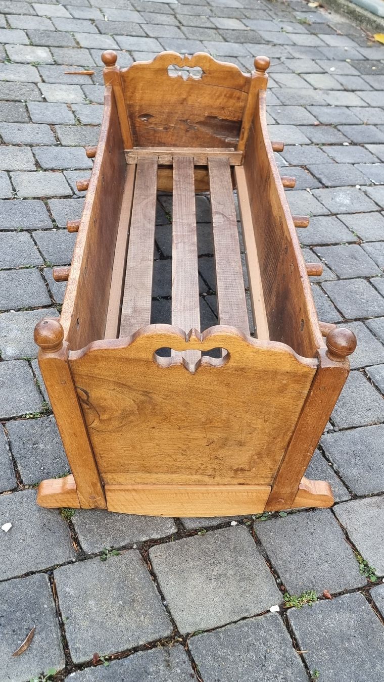 Holzartikel: Kleine Wiege Antik Nussbaumm – Gebraucht aus Sils im Domleschg von platin01 3
