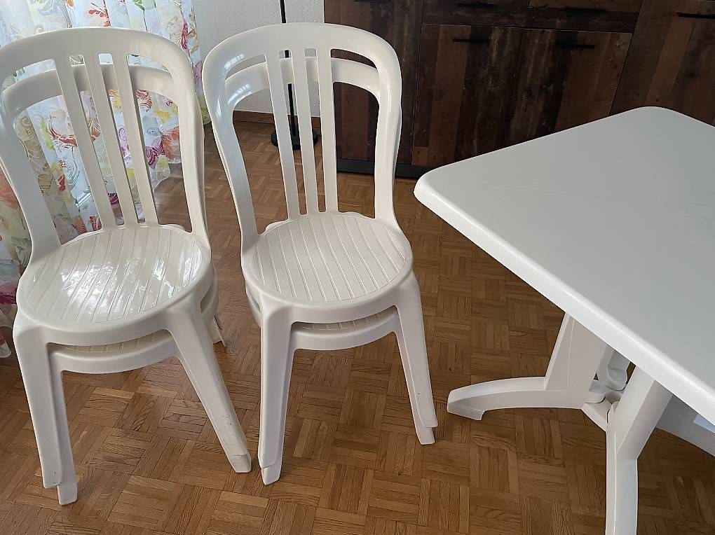 Set di tavolo e panche: Plastiktisch mit Stühlen – Usato da Oftringen venduto da est_mcq8 2