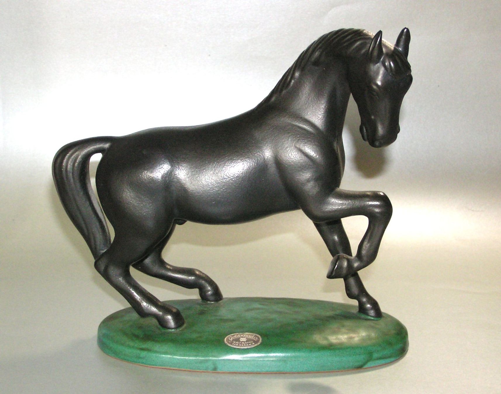 Statuette: GOLDSCHEIDER KERAMIK PFERD – Usato da Grenchen venduto da Antique-hunter