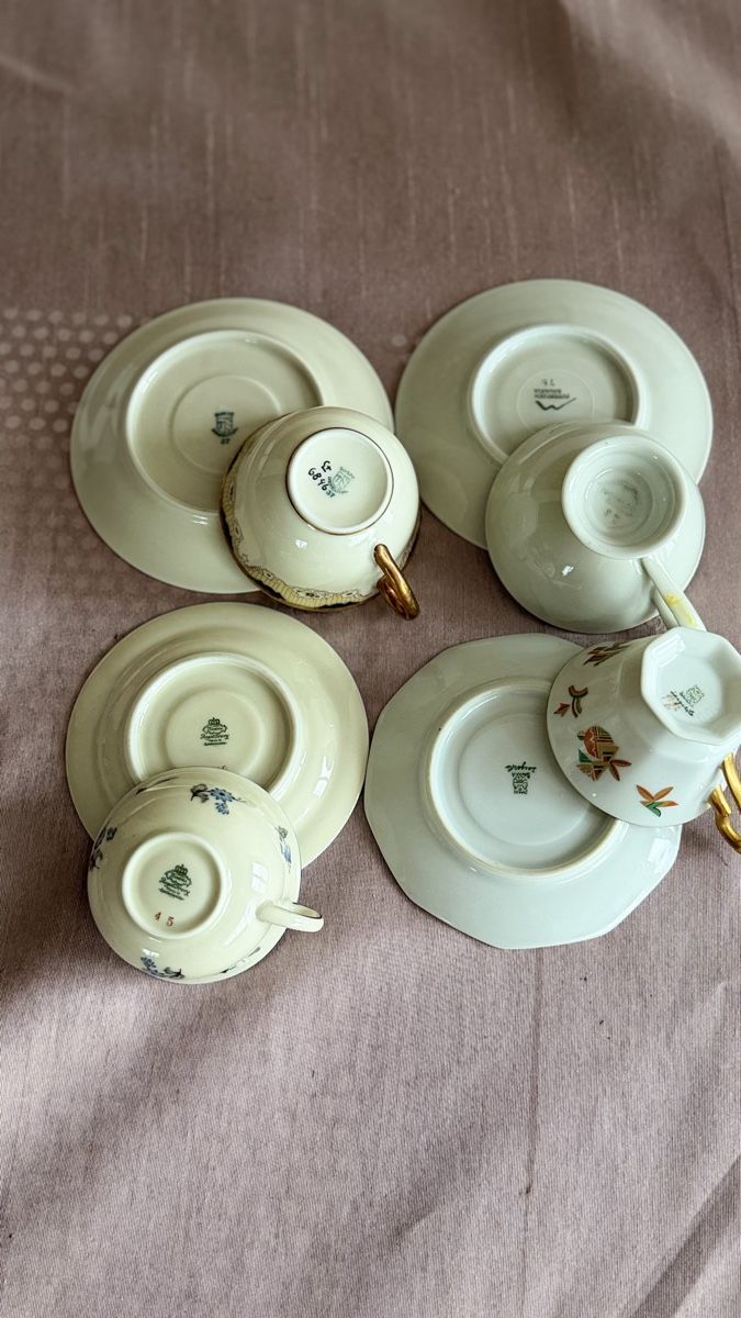 Tazze: 4 antike Kaffeetassen mit Untertassen  – Usato da Emmen venduto da Lampery 3
