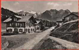 SAANENMÖSER Dorfstrasse mit Blick auf Oldenhorn, Tanksäule