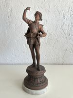 Historistische Figur Edelmann auf Marmorsockel 43 cm