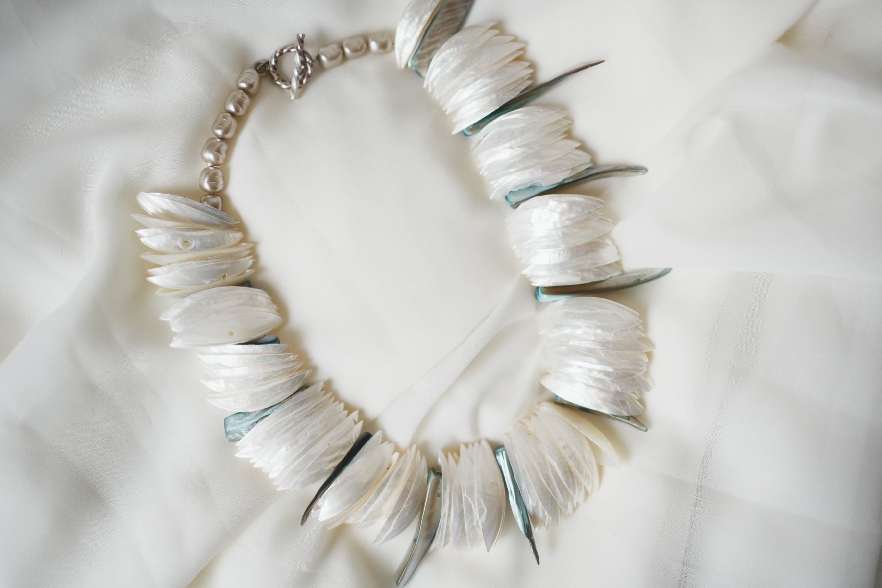 Catenine: Collier aus Perlmutt und Süsswasserperlen – Usato da Volketswil venduto da HeredisAntiques 3