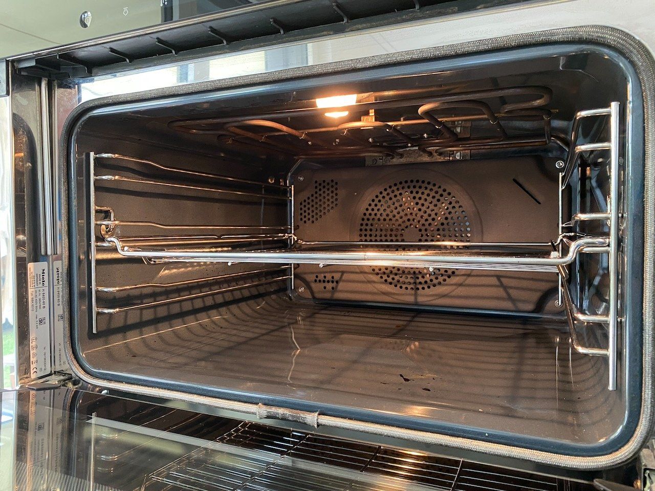 Miele Backöfen: Kompaktbackofen Miele H 6400-60B – Gebraucht aus Allschwil von SeimnR 2