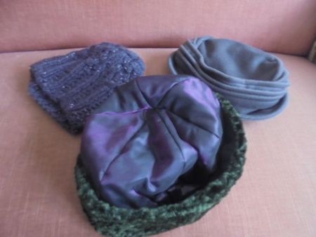 3 Mützen Aubergine, NEU
