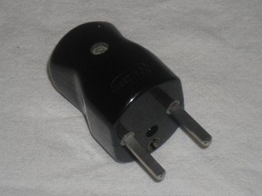 Fiches d'alim.: Stecker  230/250 Volt , 3 Polig , 10 A – D'occasion à Büren SO par omsa
