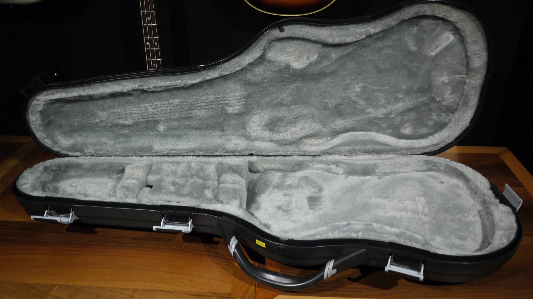 Musikinstrumente: TECHRA Universal Gitarren Koffer Case E-Gitarre – Gebraucht aus Kaiserstuhl AG von GTM-Kaiserstuhl 1