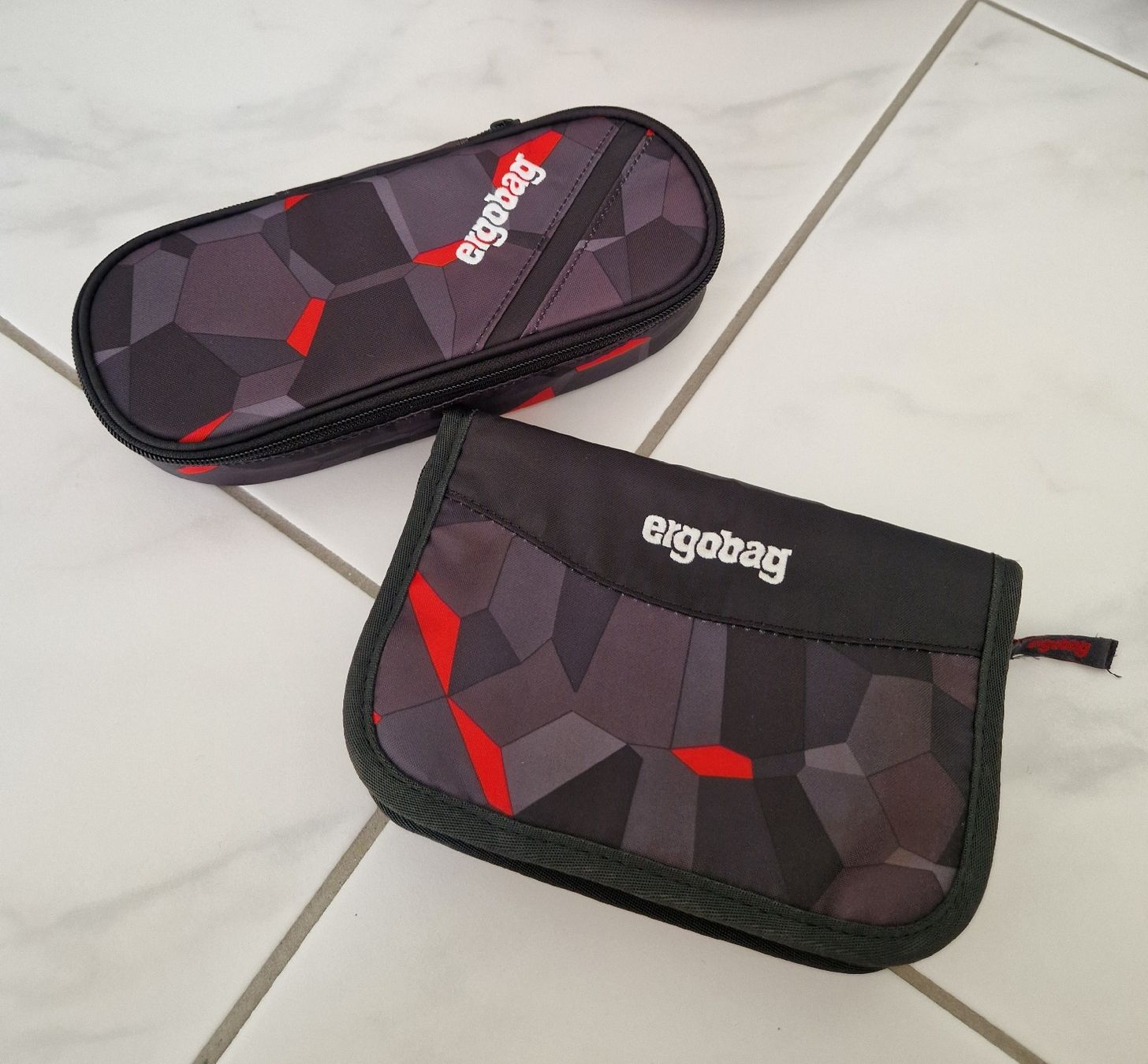 Ergobag Borse & Zaini: Ergobag Schulranzen Set mit 2x Etui und Turnrucksack – Usato da Schindellegi venduto da COIFFY 3