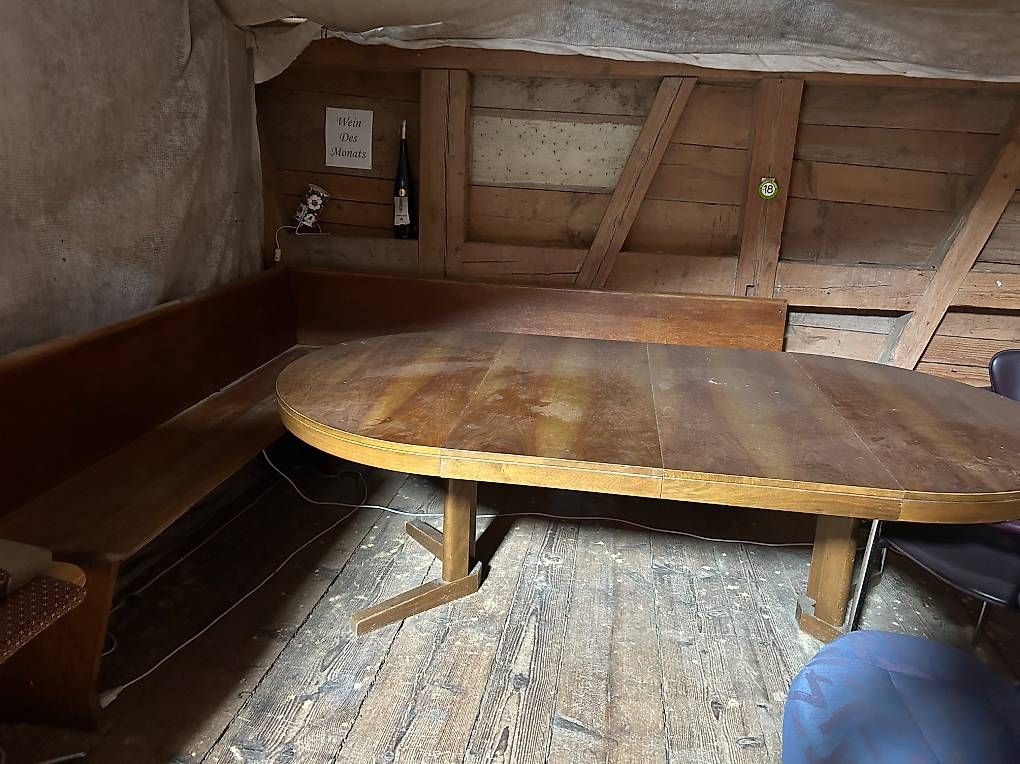 Set di tavolo e panche: Tisch und Eckband – Usato da Appenzell Meister. venduto da HolderioAI