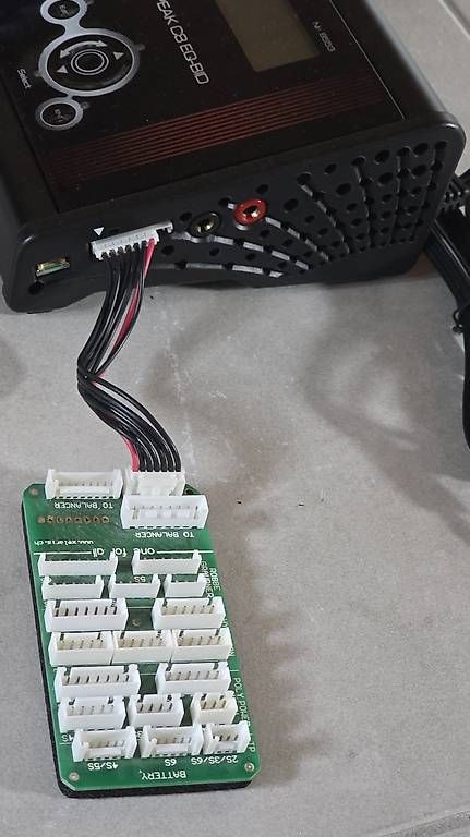 Robbe Accus, Chargeurs & Blocs d'alimentation: Robbe Ladegerät Powerpeak C8 – D'occasion à Udligenswil par Thisu77 2