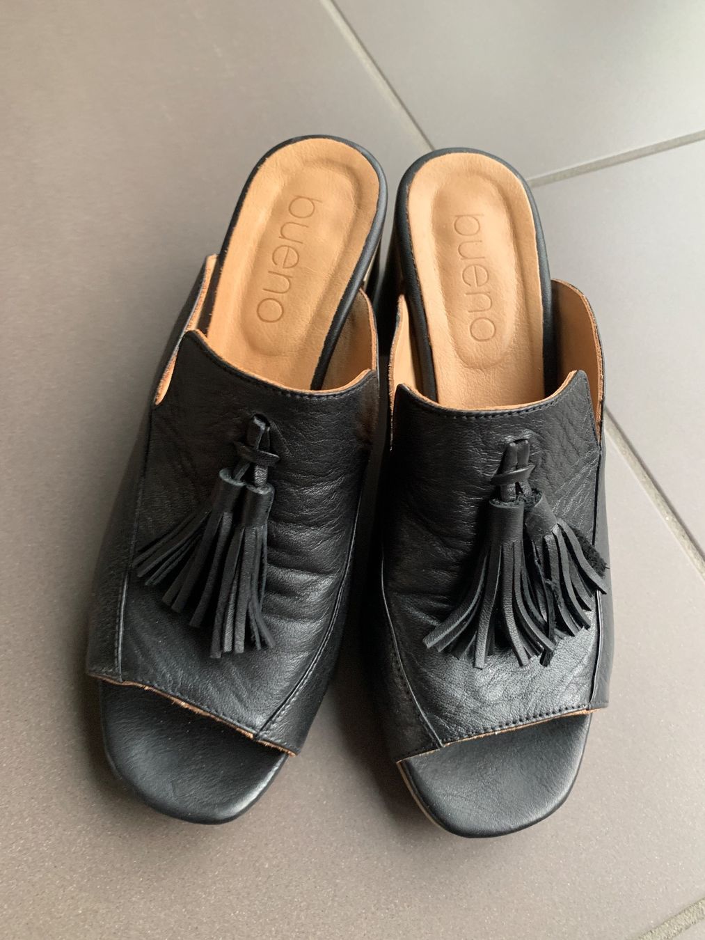 Damenschuhe: Sandalen / Mules Bueno Gr.39 Leder – Neu (gemäss Beschreibung) aus Bützberg von Alexaborn