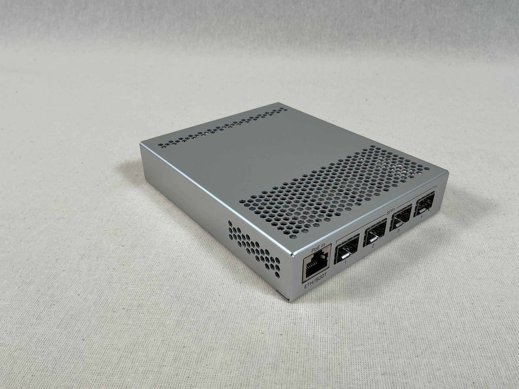 Hub & Switch: MIKROTIK Netzwerk Switch – Usato da Richterswil venduto da Restwert_Richterswil 2