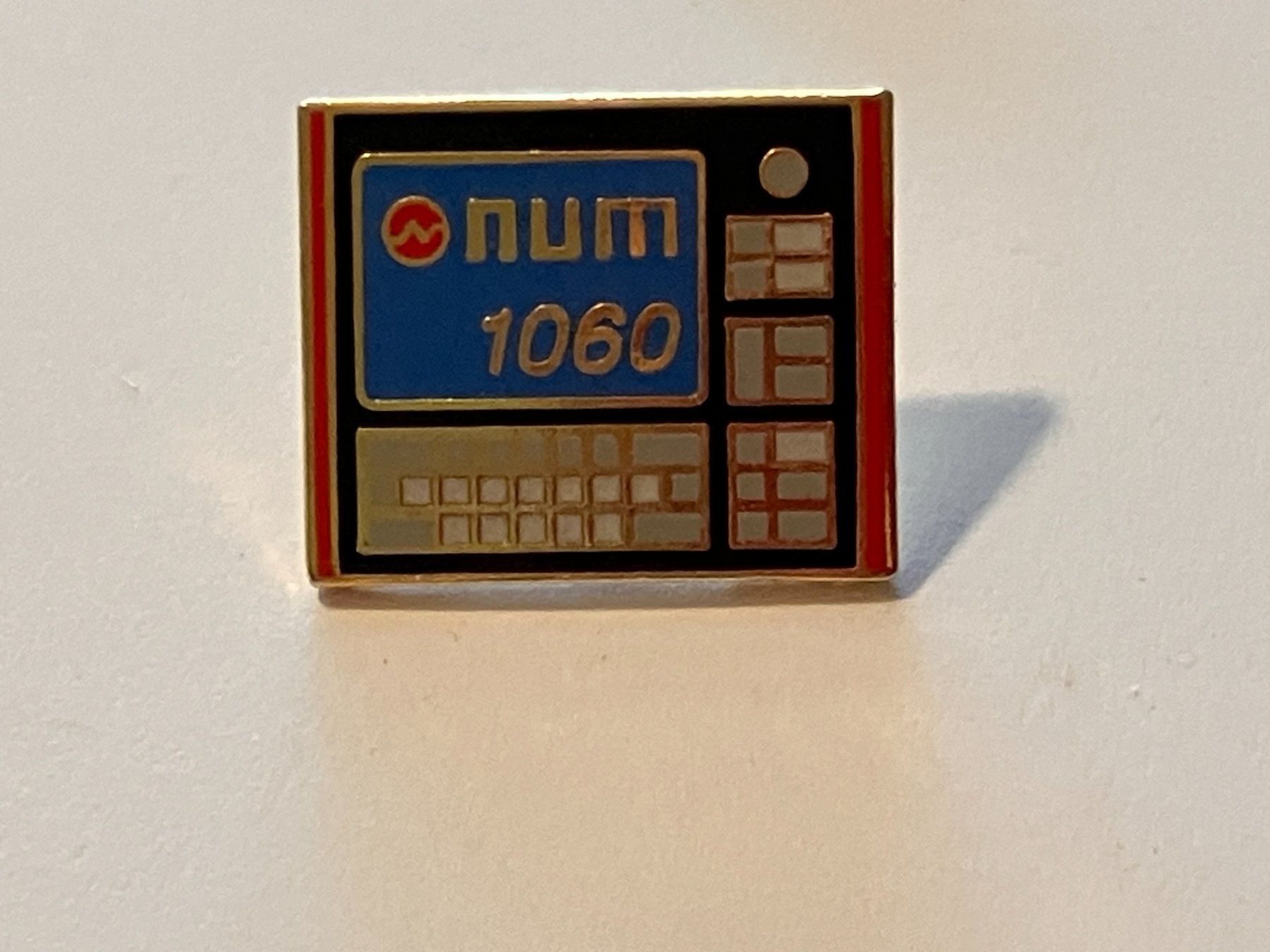 Placchette & Badge: 1 Pin Num 1060 – Usato da Basel venduto da djwwpp
