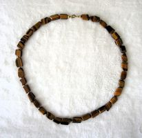 Elegante Halskette aus poliertem Tigeraugen - Steinen