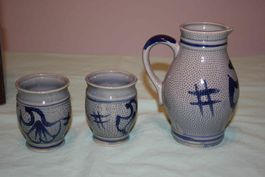 Keramik / Stein Krug mit zwei Bechern.