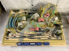 Modelleisenbahn Anlage Spur Z mit Häuser und Brücken