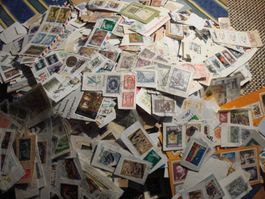 über 1,5 kg Briefmarken zum Ablösen, weltweit, alt bis neu