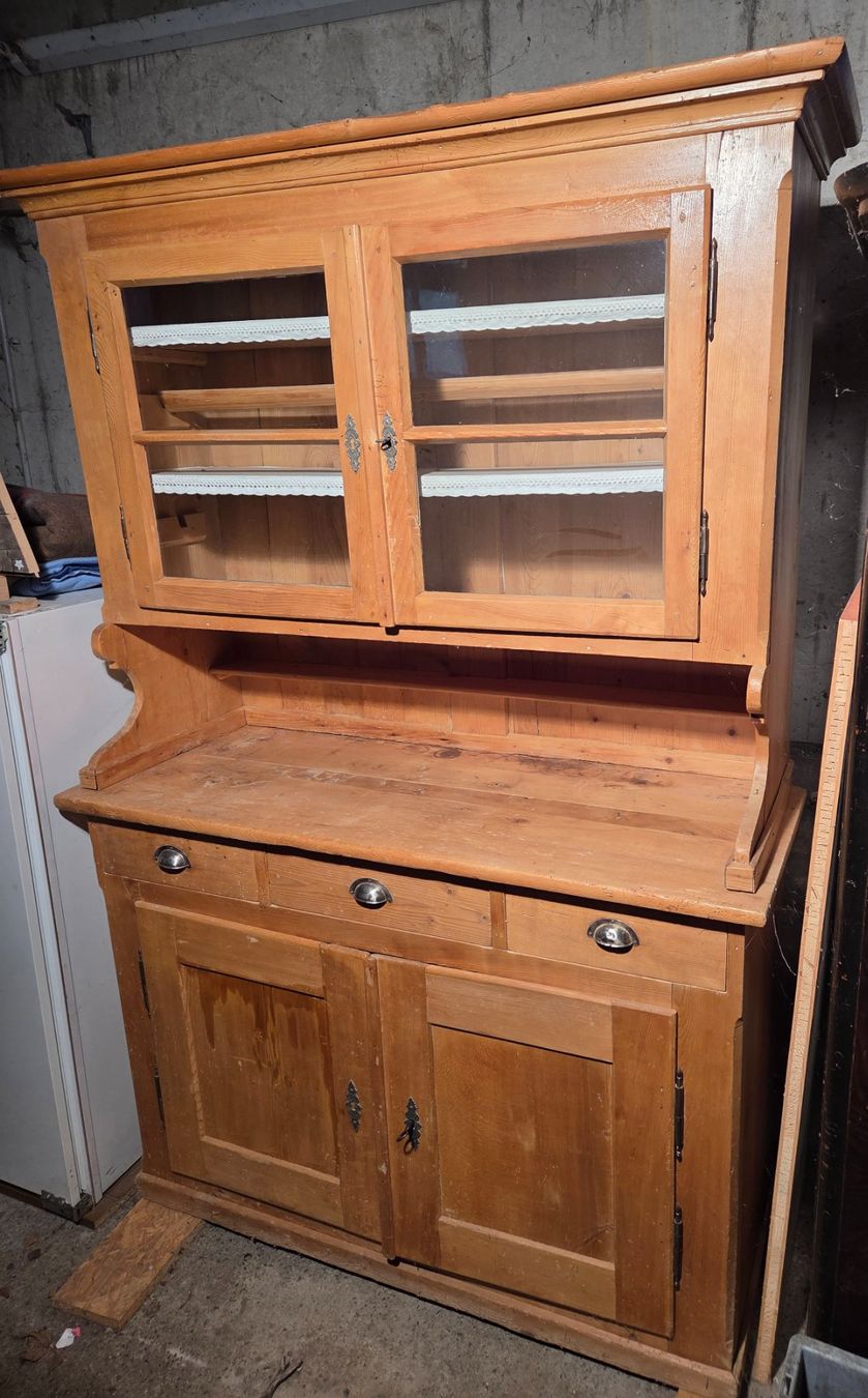 Büffets: Antiker Buffet-Schrank, Weichholz – Gebraucht aus Lenk von lexu87 2
