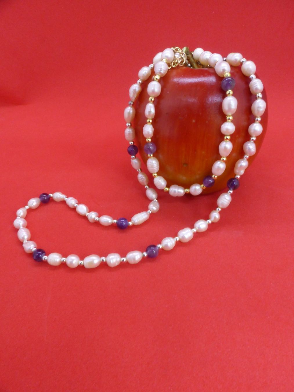 Altri gioielli: Collier et bracelet perles eau douce et boule améthyste – Usato da Porrentruy venduto da Tic-Time
