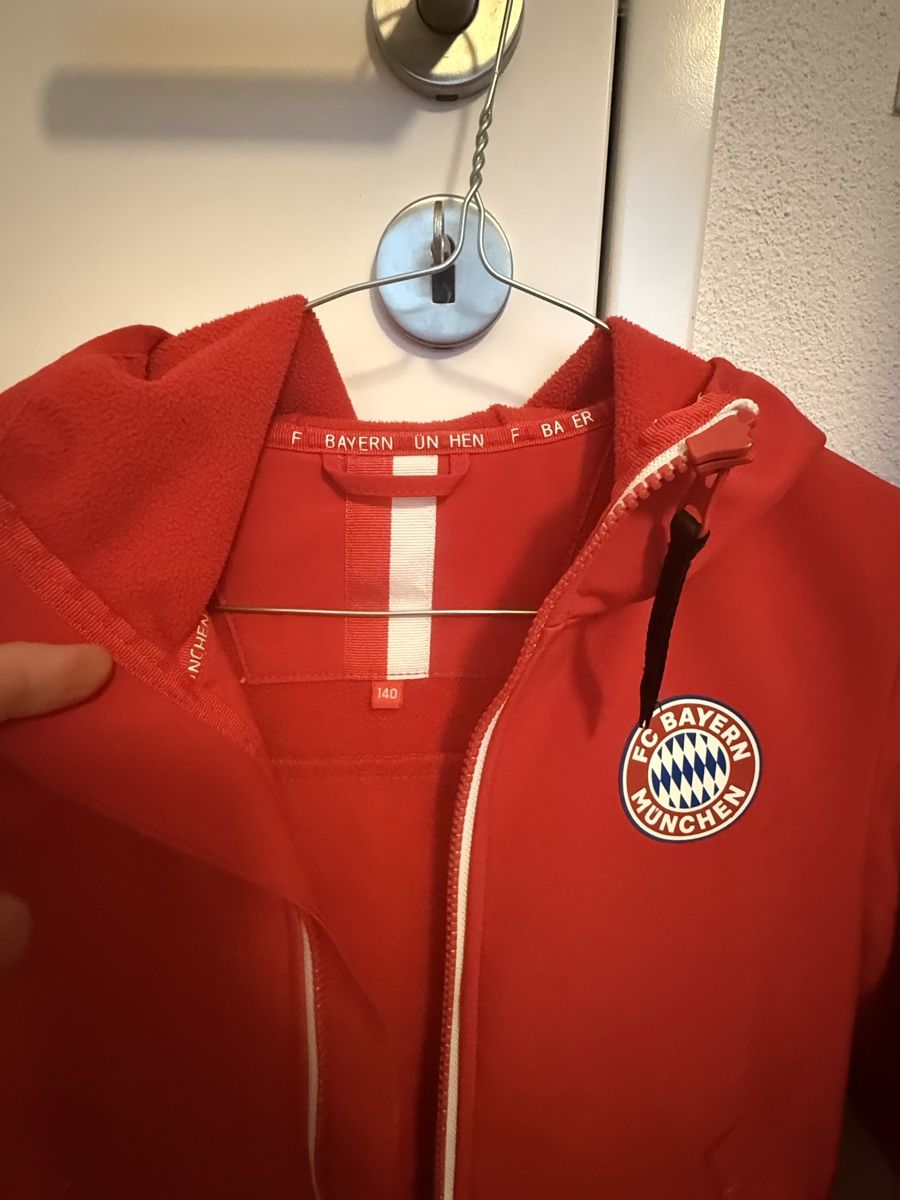Bayern München Jacken & Mäntel: FC Bayern Munich Softshell Jacket Red Size 140 – Gebraucht aus Zug von patrickp999 3