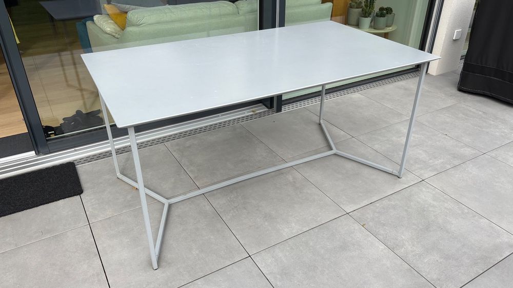 Table de jardin en métal gris, bon état, design épuré (Gebraucht) in ...