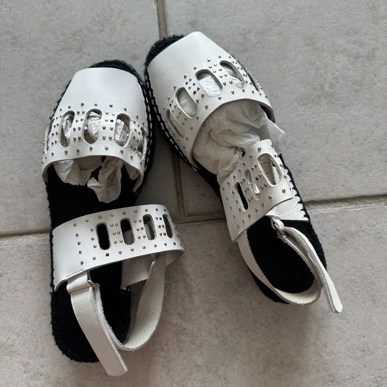Alexander Mcqueen Damenschuhe: MCQ Sandalen, Gr. 38, Weiss mit Staubbeutel. – Gebraucht aus Zofingen von JumpInVintage 1