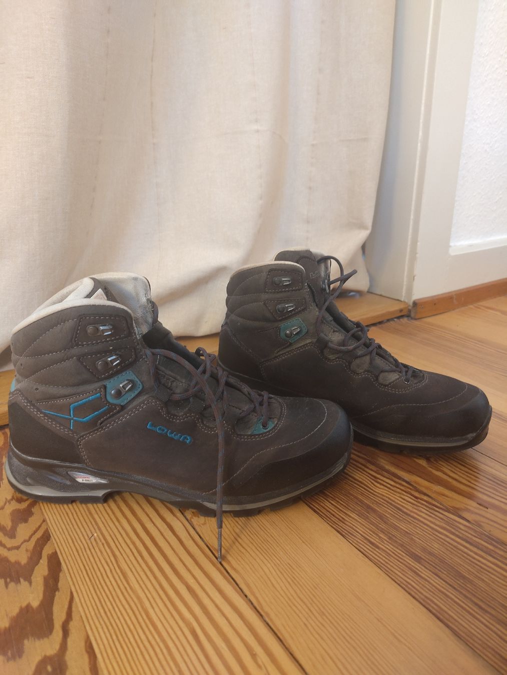 Lowa Chaussures femmes: Lowa Wanderschuhe Gr 9.5 (40.5) – D'occasion à Basel par sa.me.2012 1