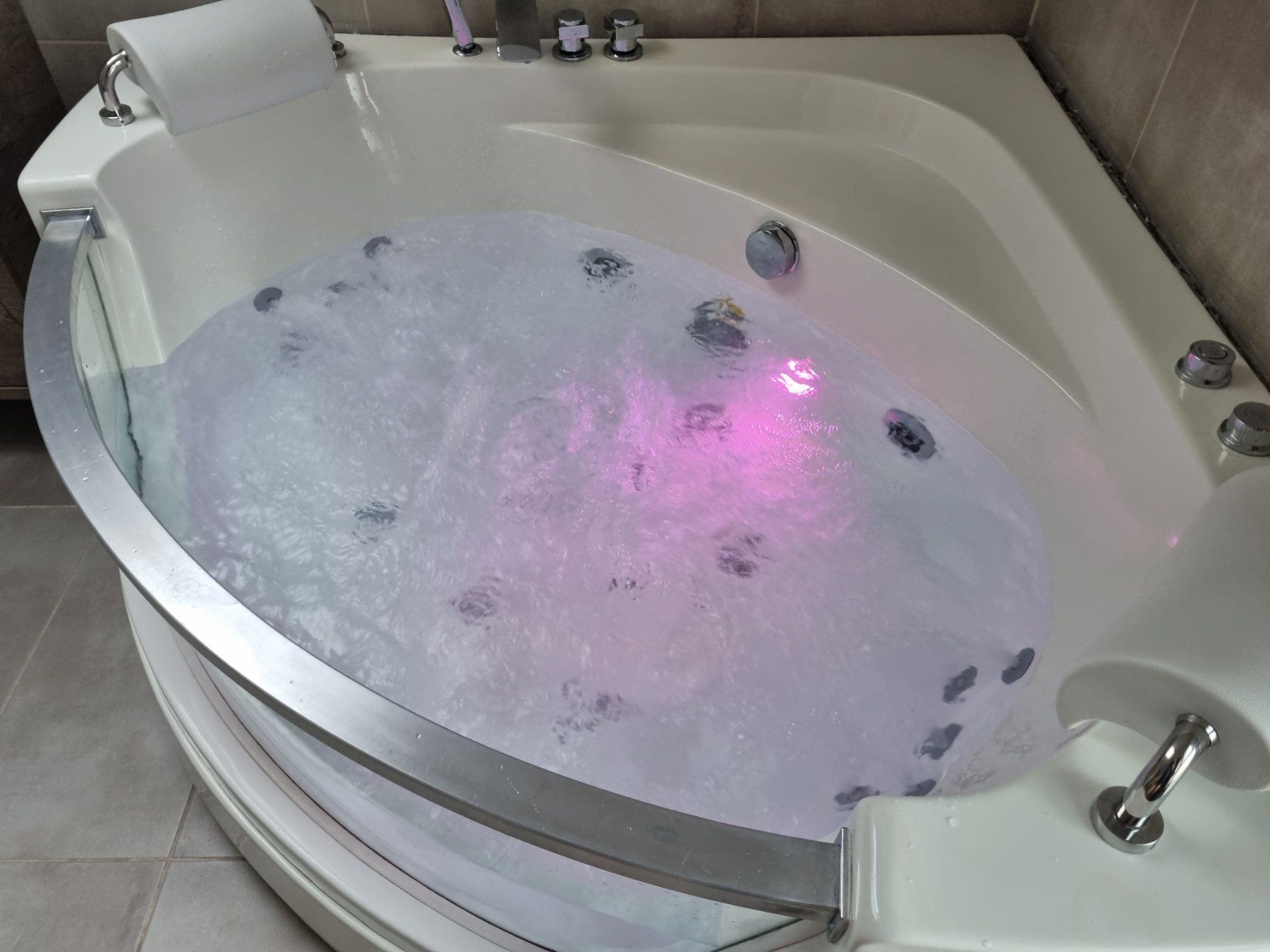 Whirlpool Baignoires: Whirlpool Badewanne Eckmodell mit LED – D'occasion à Finsterhennen par friap2000 2