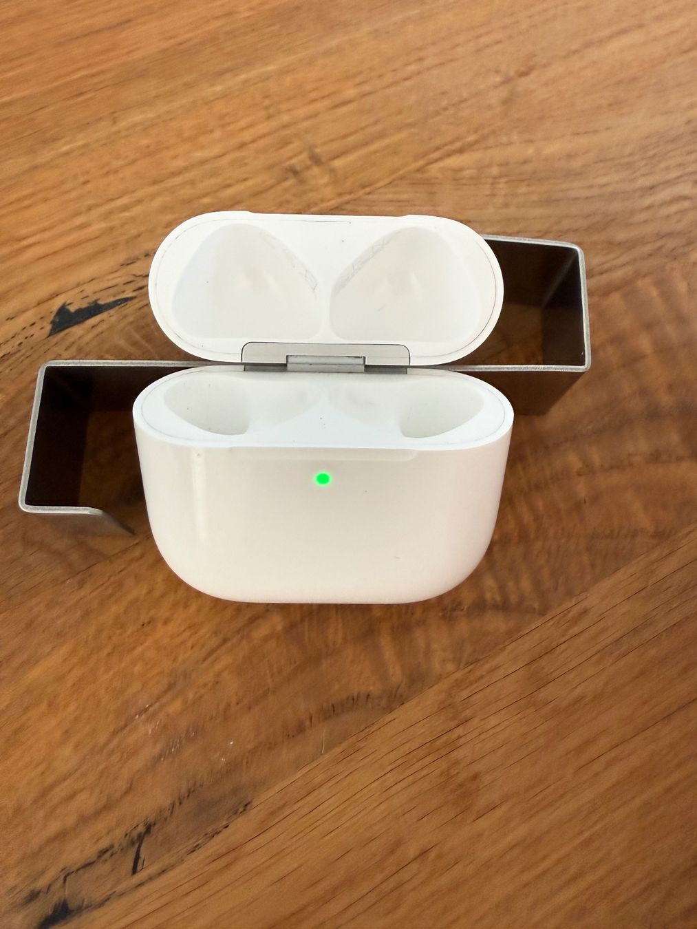 Apple Cuffie: APPLE AirPods 4 Charging Case ANC – Usato da Lausanne venduto da Nine1982