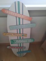 Dekoratives Surfbrett mit Wegweisern, farbig, /weiss