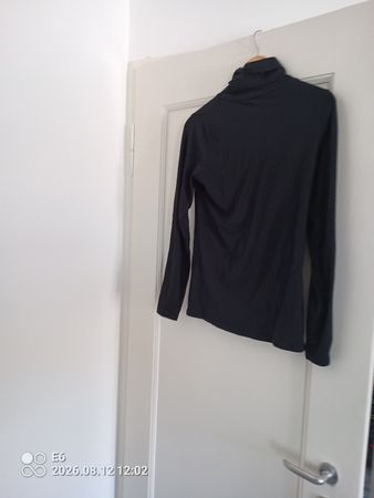 Schwarzer Rollkragenpullover