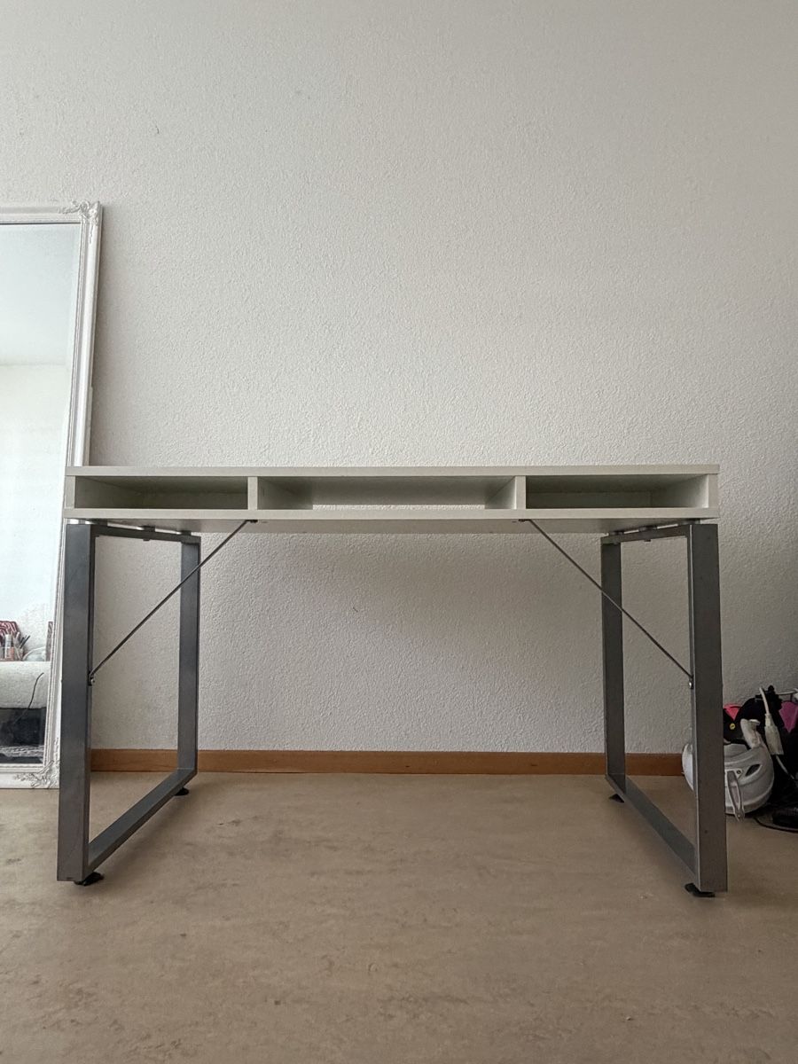 Bureaux: Weisser Schreibtisch mit Metallgestell – D'occasion à Kloten par alaned 2