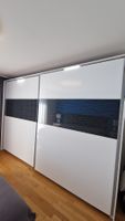 Moderner Schwebetürenschrank weiss