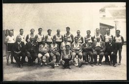 Foto-AK Hainburg, Kraftsportler mit Gewi