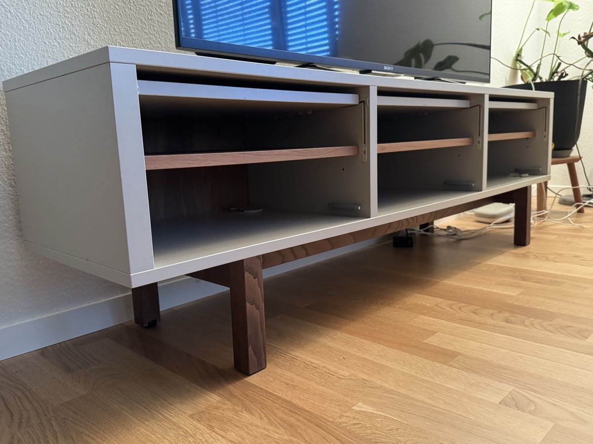 Ikea Mobili TV: Sideboard Stockholm mit Holzfüssen – Usato da Thalwil venduto da Mgetzi 2