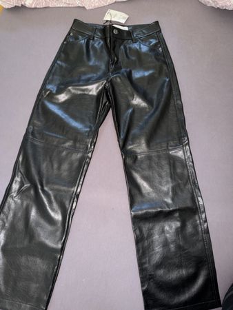 Bershka Kunstleder Hose, Schwarz, Gr. M, Neu mit Etikett!