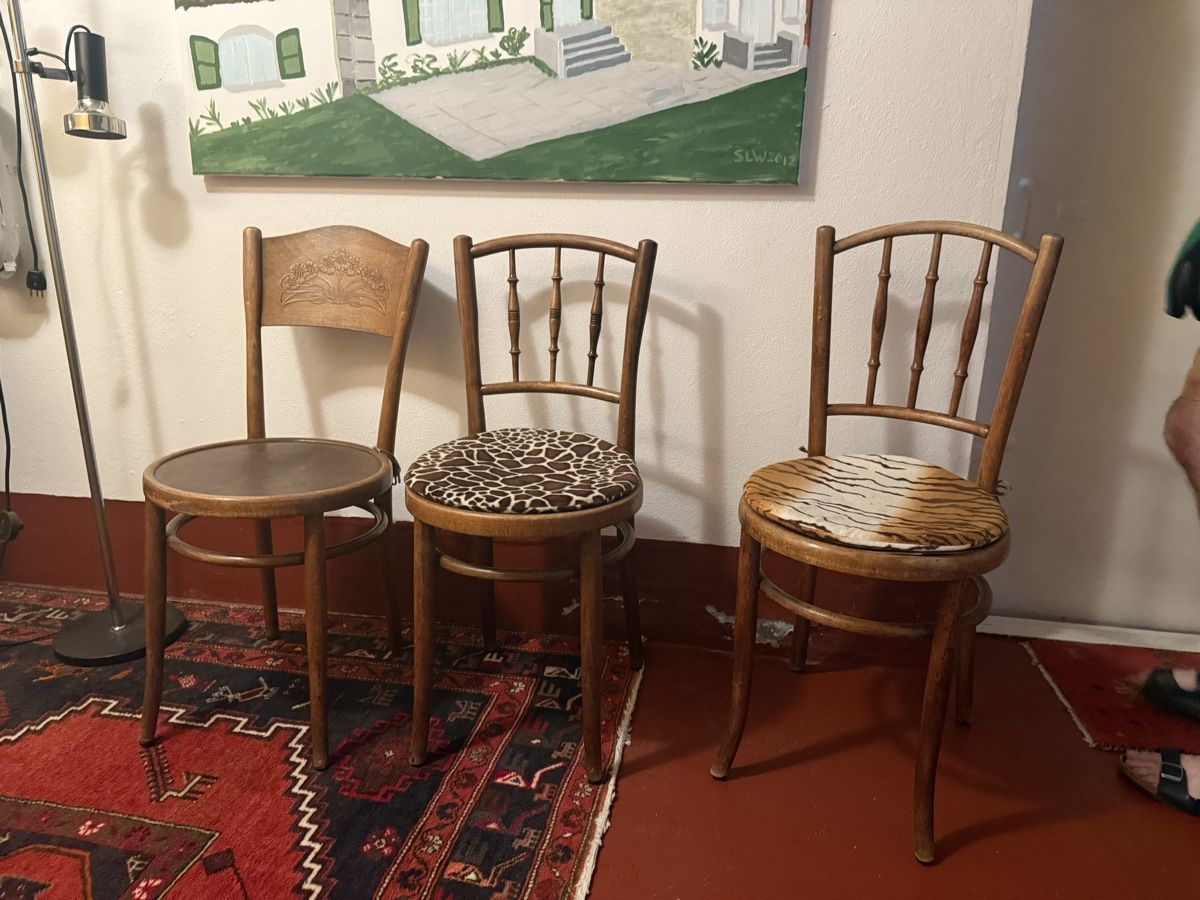 Sedie: 3 Hocker mit Tiermusterbezug Holzgestell gebraucht – Usato da Gümligen venduto da Alice777