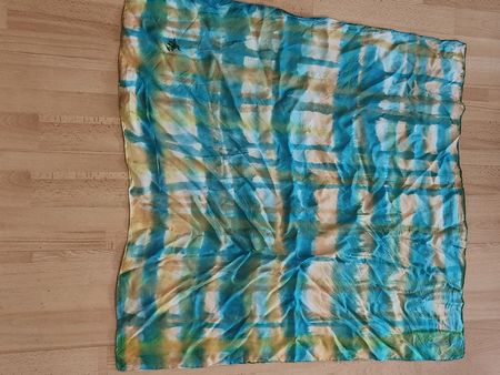 Foulard en soie multicolore avec motifs 