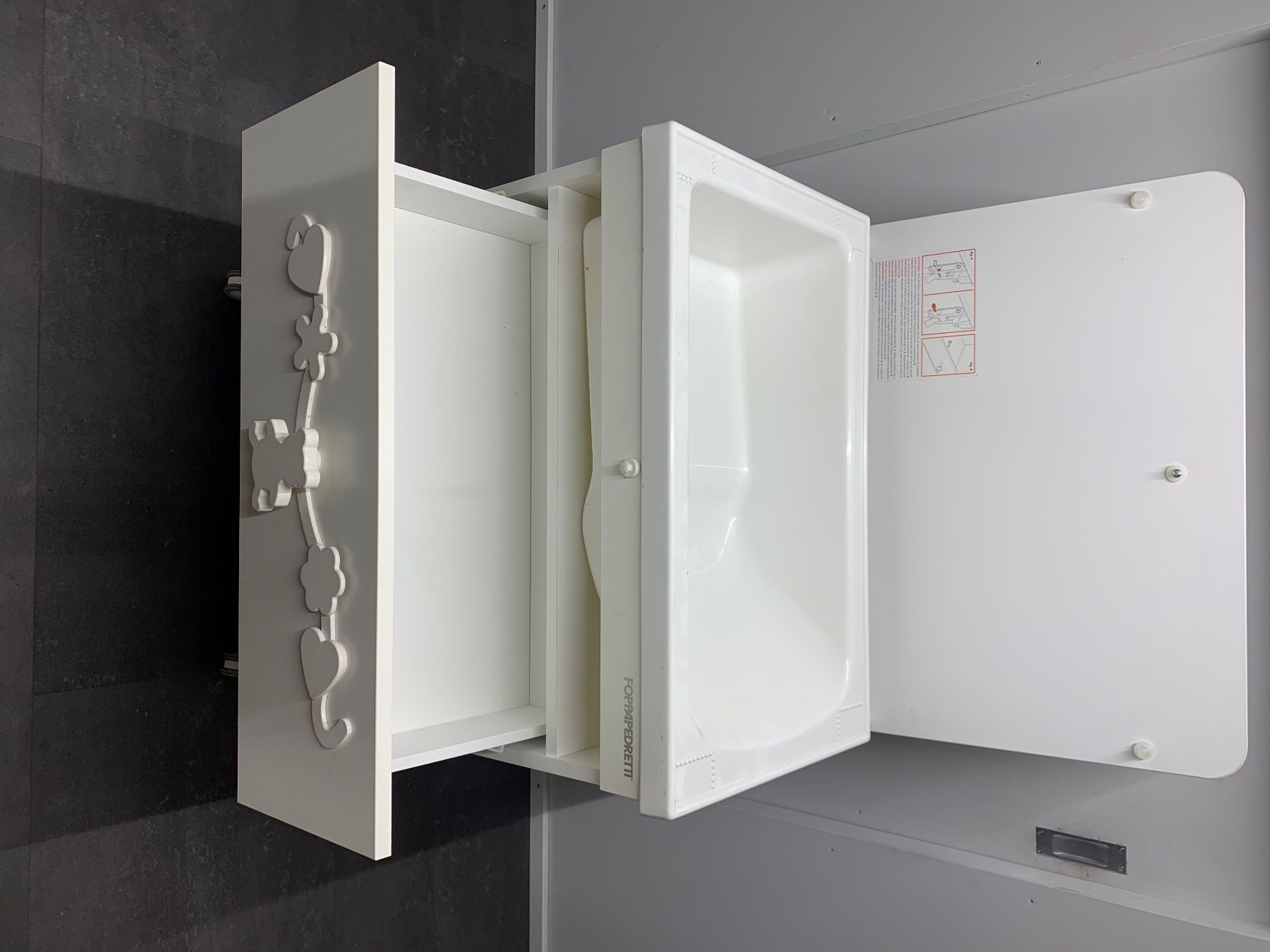 Wickeltisch & Zubehör: Massiver Wickeltisch mit integrierter Badewanne – Gebraucht aus Bettlach von Mondial8 9