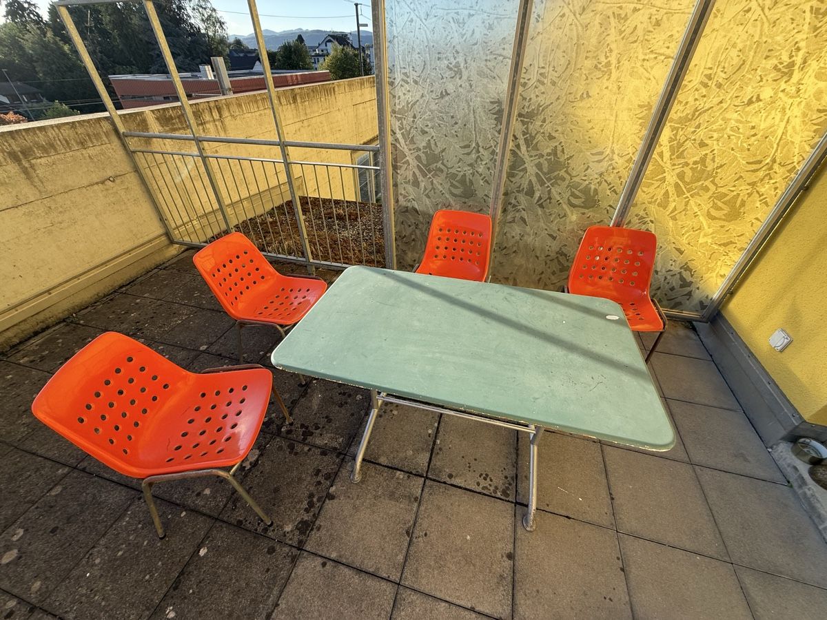 Set di tavolo e panche: Blechtisch mit 4 Stühlen – Usato da Zofingen venduto da Sammlerich