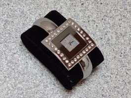 Uhr mit glitzernen Steinen