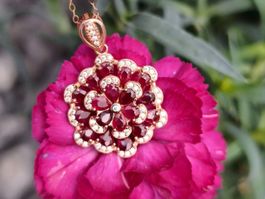 Rubin Anhänger Blumendesign, 925 Silber Rosévergoldet