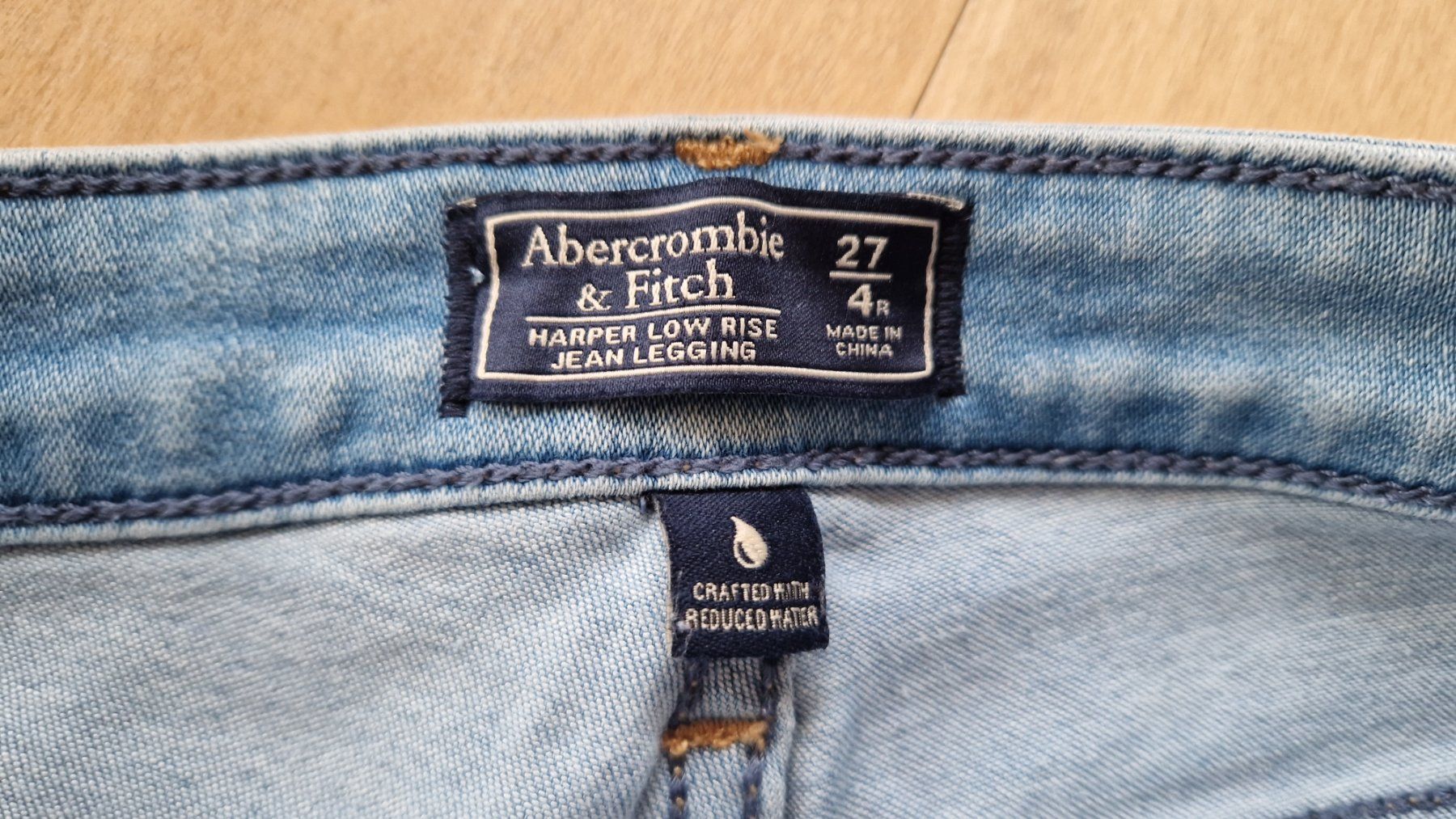 Abercrombie Jeans: Abercrombie & Fitch jean legging 27R – Nuovo (secondo la descrizione) da Adliswil venduto da fashionholic 2