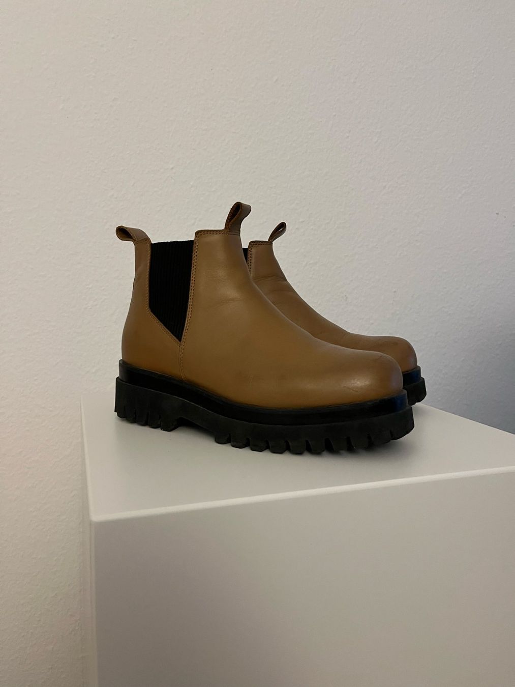 Cos Scarpe da donna: Chelsea boots COS Oker Yellow – Usato da Zürich venduto da ing_d6d9 1