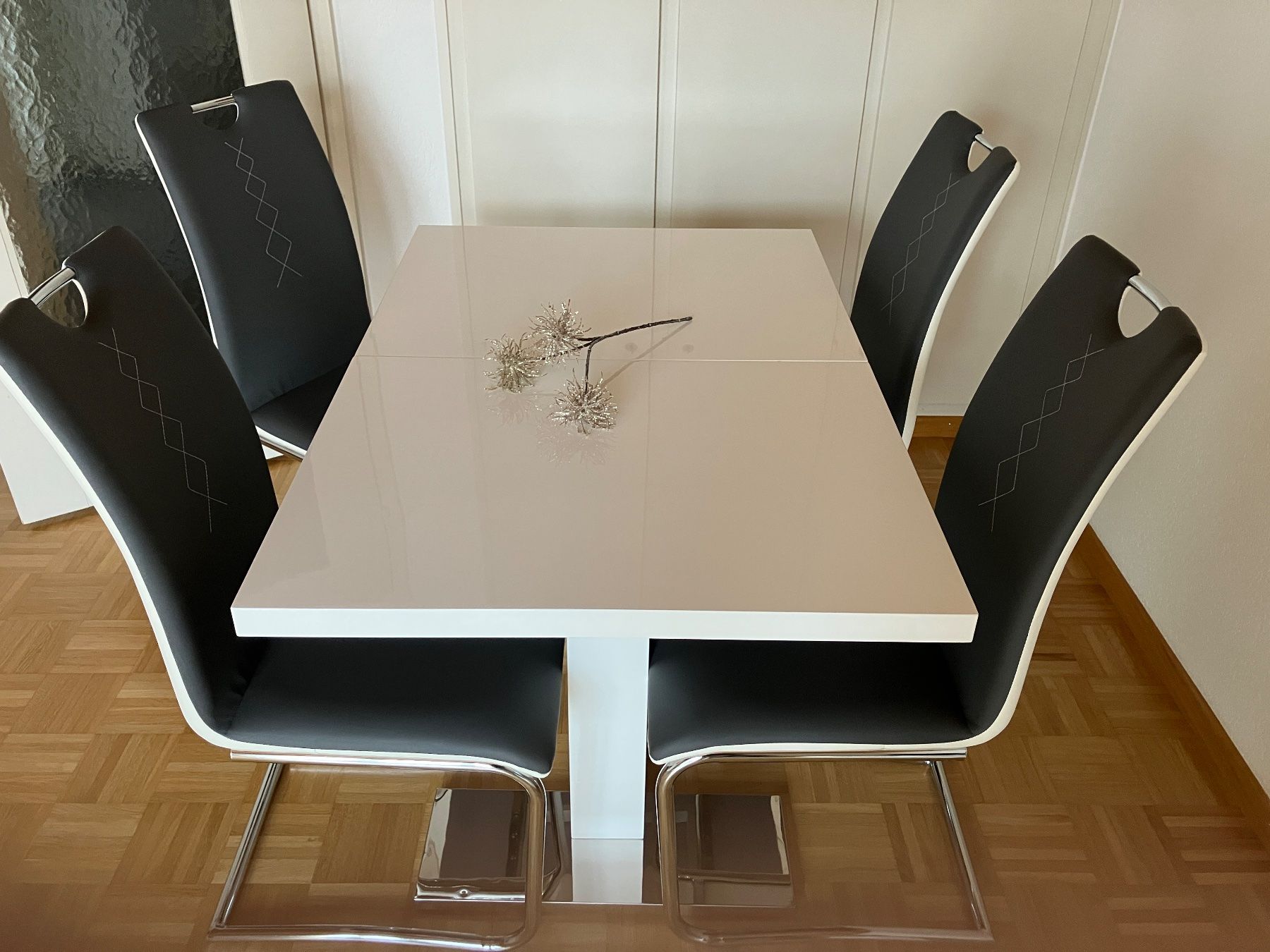 Set di tavolo e panche: Esstisch mit vier Freischwinger Stühlen gebraucht – Nuovo (secondo la descrizione) da Ostermundigen venduto da Divers 2