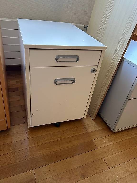 Banconi: Caisson de bureau mobile | 3 tiroirs + 1 pour dossiers – Usato da Lucens venduto da e-com.RNr 1