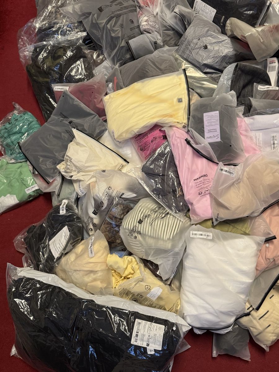 Lotti di vestiti: Lot kleide & Schuhen NEU 191 stk. – Nuovo (secondo la descrizione) da Schlieren venduto da Freundlich02 5