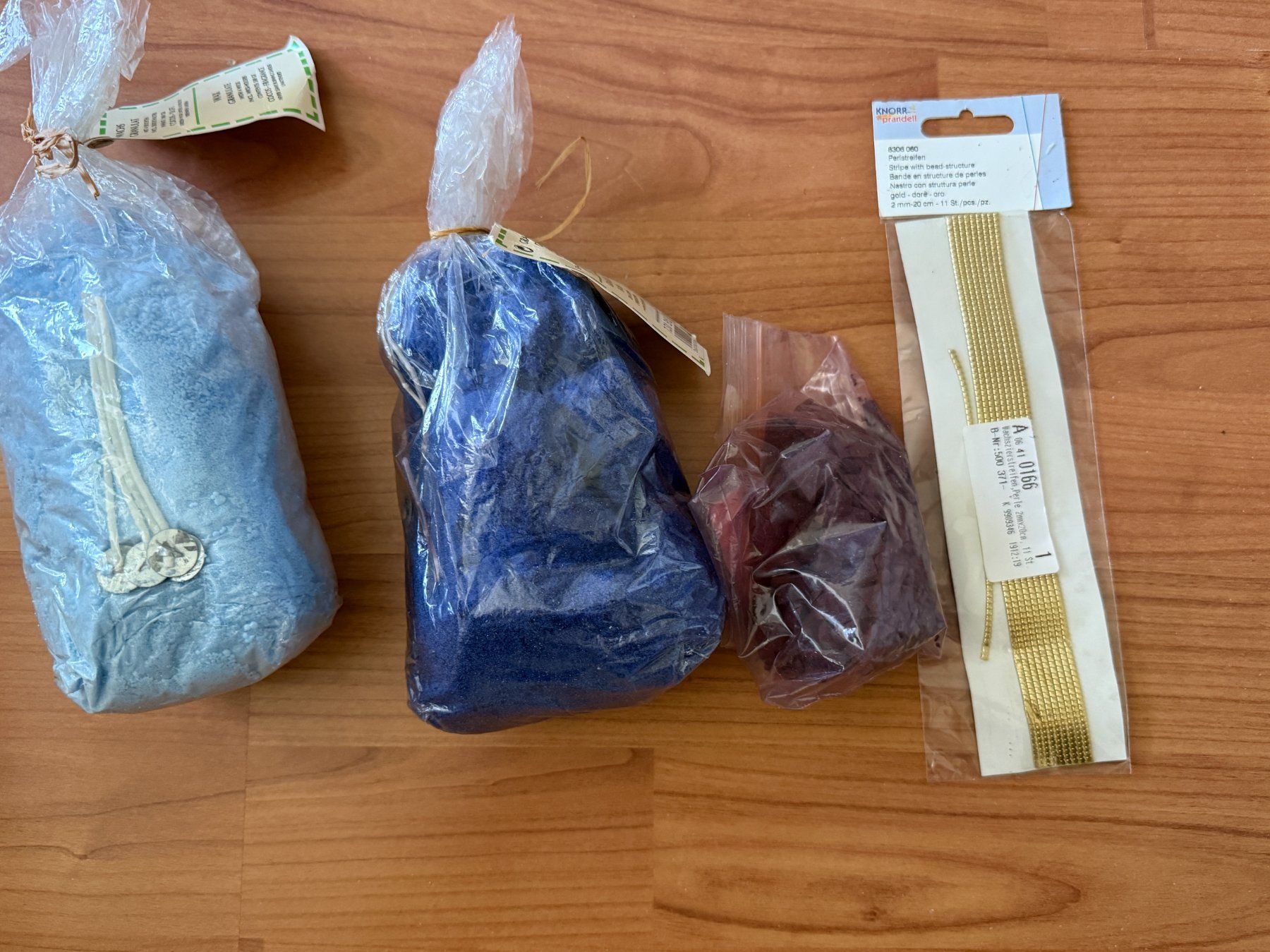 Tutte le decorazioni: Kerzenwachsgranulat und Farbe – Nuovo e nell'imballaggio originale da Wängi venduto da squirrelwoman